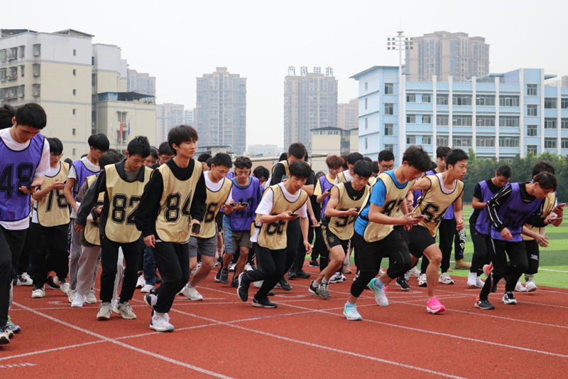 學(xué)校學(xué)子云奔跑，獻禮建黨100周年